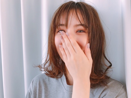 佐々木希、照れ笑い？（画像は『佐々木希　2017年9月1日付Instagram「＃金子綾 氏撮影終わりに撮ってくれました」』のスクリーンショット）