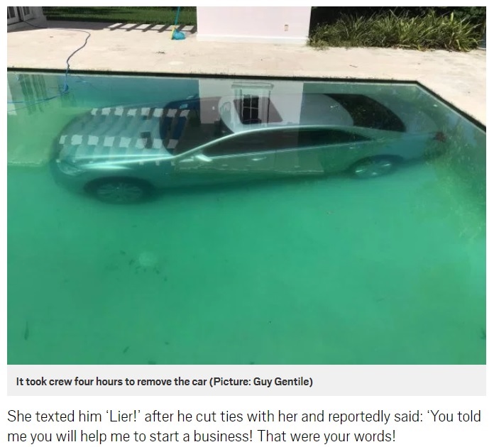 プール底に沈められたメルセデス車（画像は『Metro　2017年10月14日付「Woman drives ex-lover’s car into a pool after he ended the relationship」（Picture: Guy Gentile）』のスクリーンショット）