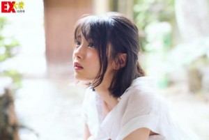 市川美織が“みおりん”らしくない表情（画像は『市川美織　2017年10月4日付Instagram「見上げればいつもあなたがいる。。」』のスクリーンショット）