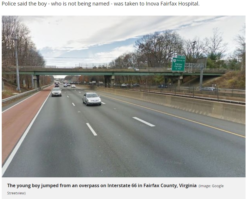 少年が飛び降りた歩道橋（画像は『Mirror　2017年10月29日付「Suicidal 12-year-old boy kills young woman after jumping 30ft from overpass and landing on her car」（Image: Google Streetview）』のスクリーンショット」）