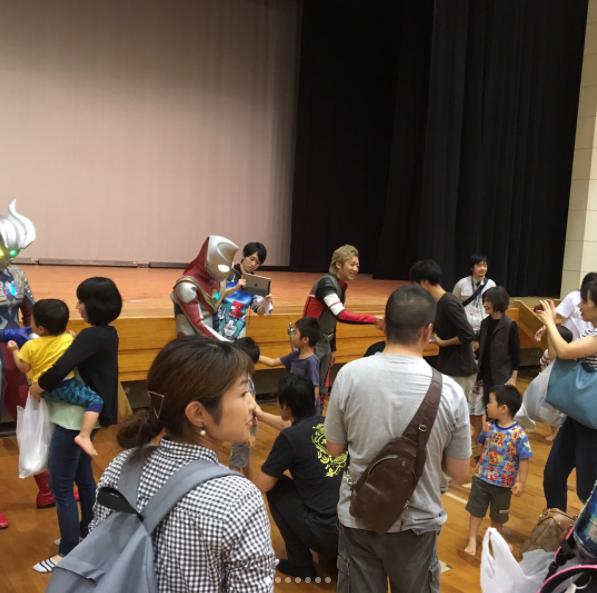 福岡豪雨の被災地を訪問したウルトラファミリー（画像は『つるの剛士　2017年10月7日付Instagram「今日は、三ヶ月前の大豪雨で甚大な被害を受けた福岡県朝倉地区東峰村のチビッコ達に会いに行ってきました。」』のスクリーンショット）