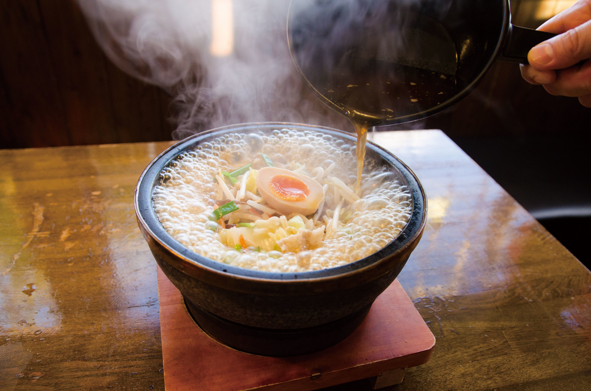 石鍋が噴火する様は圧巻「石焼らーめん」