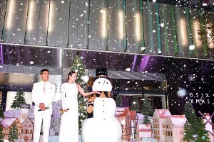 粉雪を楽しむ道端アンジェリカと石原良純「GINZA SIX CHRISTMAS 2017」点灯・降雪式にて