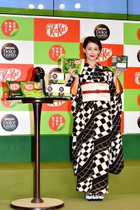 和をイメージした着物が良く似合う　ダレノガレ明美