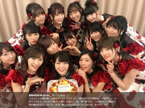 AKB48メンバーから誕生日をお祝いされる峯岸みなみ（画像は『峯岸みなみ　2017年11月15日付Twitter「ベストヒット歌謡祭に出演させていただきました！」』のスクリーンショット）