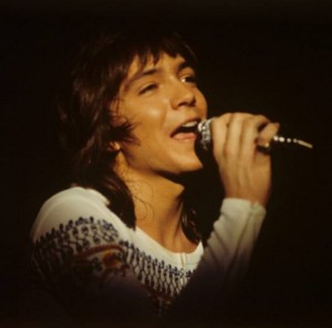 若き日のデヴィッド（画像は『David Cassidy　2016年3月25日付Facebook「Do you know the date or venue for this photo? Probably 1973 in Europe.」』のスクリーンショット）