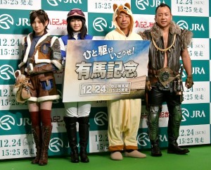 『MONSTER HUNTER: ARIMA＠AKIHABARA』にて　左から岡田奈々、横山由依、バイきんぐ（小峠英二、西村瑞樹）