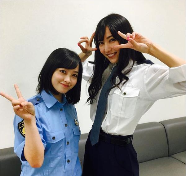 制服姿の橋本環奈と石川恋（画像は『【公式】警視庁いきもの係　2017年6月26日付Instagram「天使のようなお二人のツーショット」』のスクリーンショット）