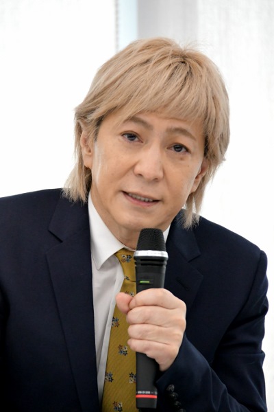 言葉を詰まらせながら胸中を語った小室哲哉