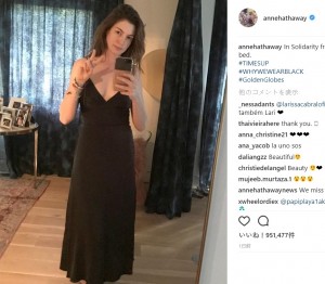 アン・ハサウェイは黒のマキシドレスで（画像は『Anne Hathaway　2018年1月7日付Instagram「In Solidarity from my sick bed. ＃TIMESUP ＃WHYWEWEARBLACK ＃GoldenGlobes」』のスクリーンショット）