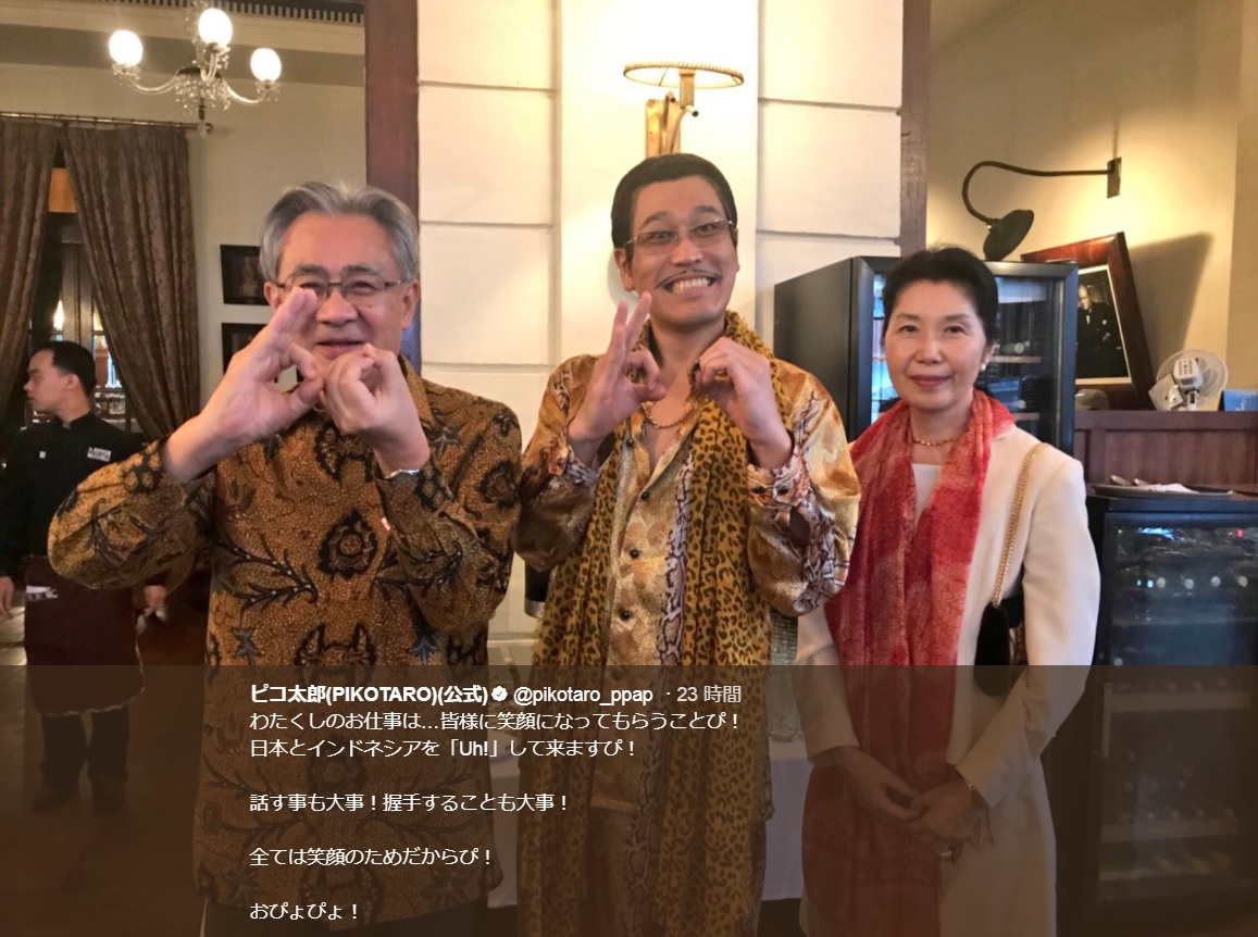 イベントで交流するピコ太郎（画像は『ピコ太郎（PIKOTARO）（公式）　2018年1月19日付Twitter「わたくしのお仕事は…皆様に笑顔になってもらうことぴ！」』のスクリーンショット）