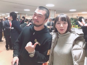 竹原ピストルと吉岡里帆（画像は『吉岡里帆　2018年1月1日付Instagram「2018年の抱負は、兎にも角にも周りに居て下さる方々を大切に大切に。」』のスクリーンショット）