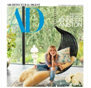 夫とデザインした自慢の家（画像は『Architectural Digest　2018年2月7日付Twitter「In our March issue: High above Los Angeles, Jennifer Aniston is crafting a scene of pure domestic bliss with husband Justin Theroux, a spectacular midcentury house, and a trio of very happy dogs.」』のスクリーンショット）