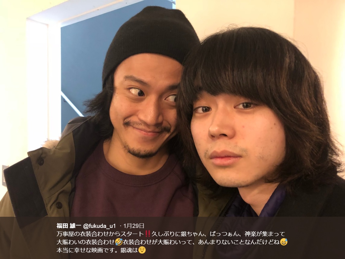 衣装合わせする小栗旬と菅田将暉（画像は『福田雄一　2018年1月30日付Twitter「万事屋の衣装合わせからスタート!!」』のスクリーンショット）