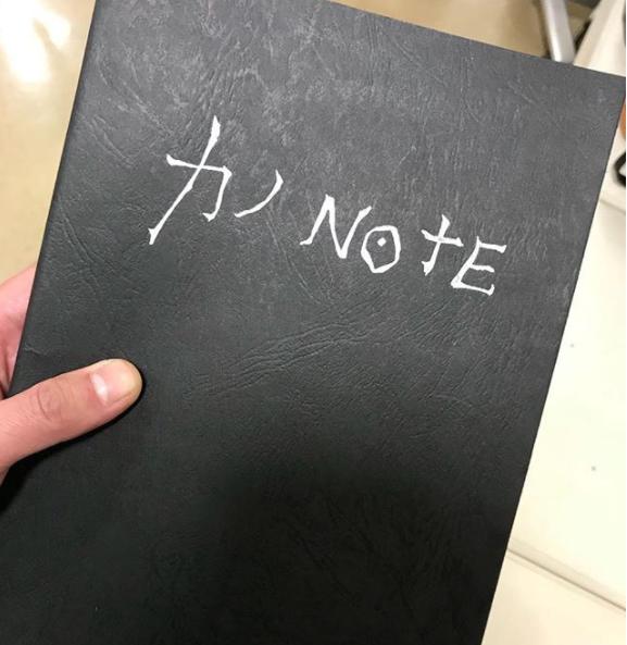 『デスノート』ならぬ『カノNOTE』（画像は『狩野英孝　2018年2月9日付Instagram「カノNOTEひろった。。」』のスクリーンショット）