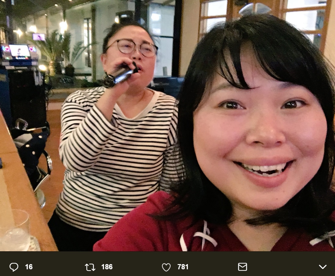 カラオケを楽しむニッチェの2人（画像は『ニッチェ近藤くみこ　2018年2月16日付Twitter「熊本県人吉市にて」』のスクリーンショット）