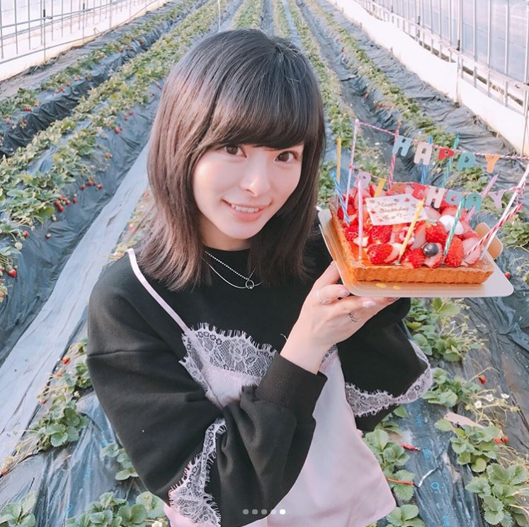 誕生日ケーキでお祝いしてもらったきゃりー（画像は『きゃりーぱみゅぱみゅ　2018年2月9日付Instagram「ひゃっほー！　いちご狩りきてまた誕生日のお祝いしてもらっちゃった幸せもの」』のスクリーンショット）