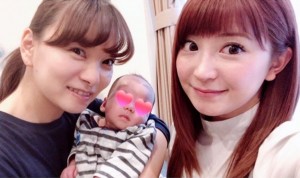 我が子を抱く保田圭と矢口真里（画像は『矢口真里　2018年2月13日付Instagram「昨日は圭ちゃんのベビちゃんに会いに行って来ました」』のスクリーンショット）