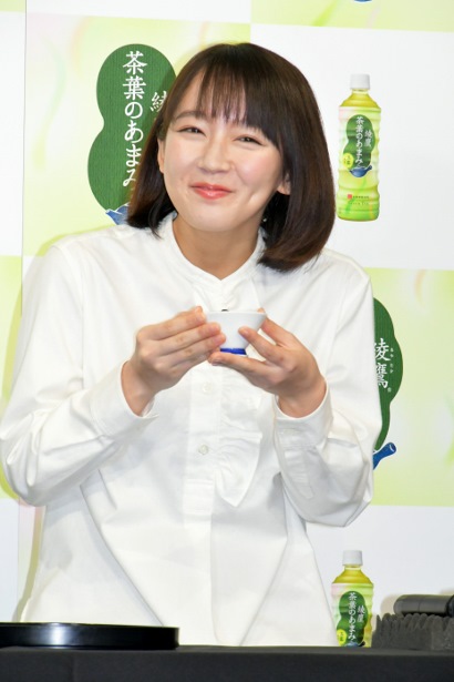 美味しいお茶に顔もほころぶ　吉岡里帆