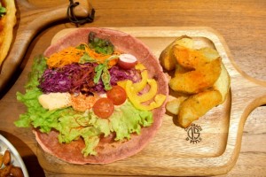 ビーツを練りこんだ生地のラップサンド　ASICS CONNECTION TOKYO『VEGAN CAFÉ』のメニューから