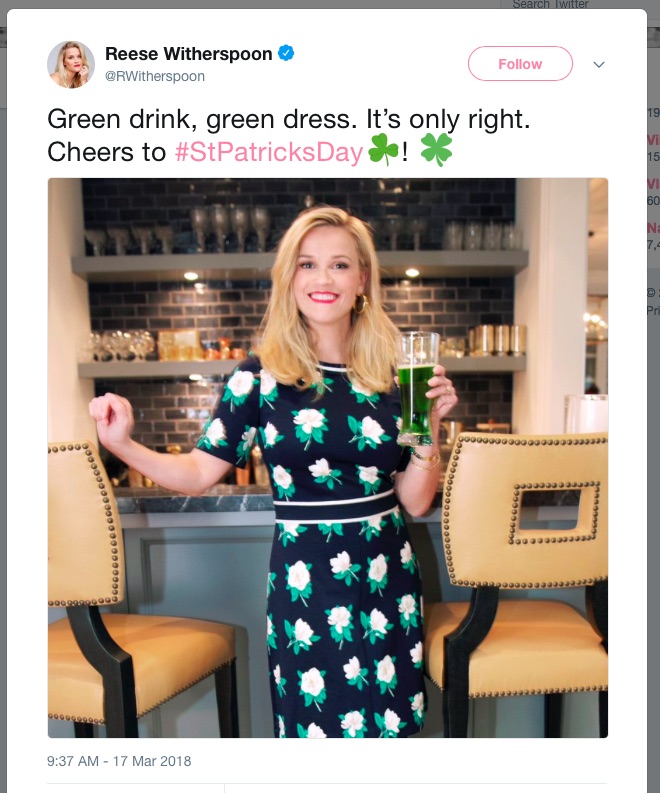 緑色のドリンク片手にご機嫌のリース（画像は『Reese Witherspoon　2018年3月17日付Twitter「Green drink, green dress. It’s only right.」』のスクリーンショット）