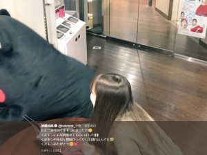 くまモン、写真集の中身に驚き倒れ込む（画像は『加藤玲奈　2018年3月28日付Twitter「たまたま今日くまモンに会ったの」』のスクリーンショット）