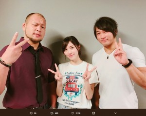 岡倫之選手、松井珠理奈、海野翔太選手（画像は『松井珠理奈（ハリウッドJURINA）　2018年4月1日付Twitter「＃サカエファン入学式にヤングライオンの岡倫之選手と海野翔太選手が来てくれました」』のスクリーンショット）