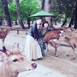 笑顔でポーズをとる2人（画像は『雛形あきこ　2018年4月18日付Instagram「鹿に絡まれる川村さん、そしてどれだけ怖かったかを説明する川村さん。」』のスクリーンショット）