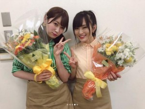 CM撮影を終えて花束を贈られた吉田朱里と山本彩（画像は『山本彩　2018年4月5日付Instagram「カメラ回ってても回ってなくてもゆりやんさんが面白過ぎて」』のスクリーンショット）