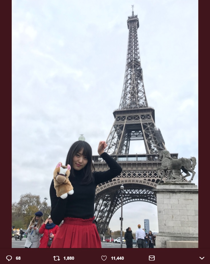 エッフェル塔をバックに馬ポーズする菅井友香（画像は『菅井友香1st写真集【公式】　2018年4月14日付Twitter「いよいよパリのオフショット公開」』のスクリーンショット）