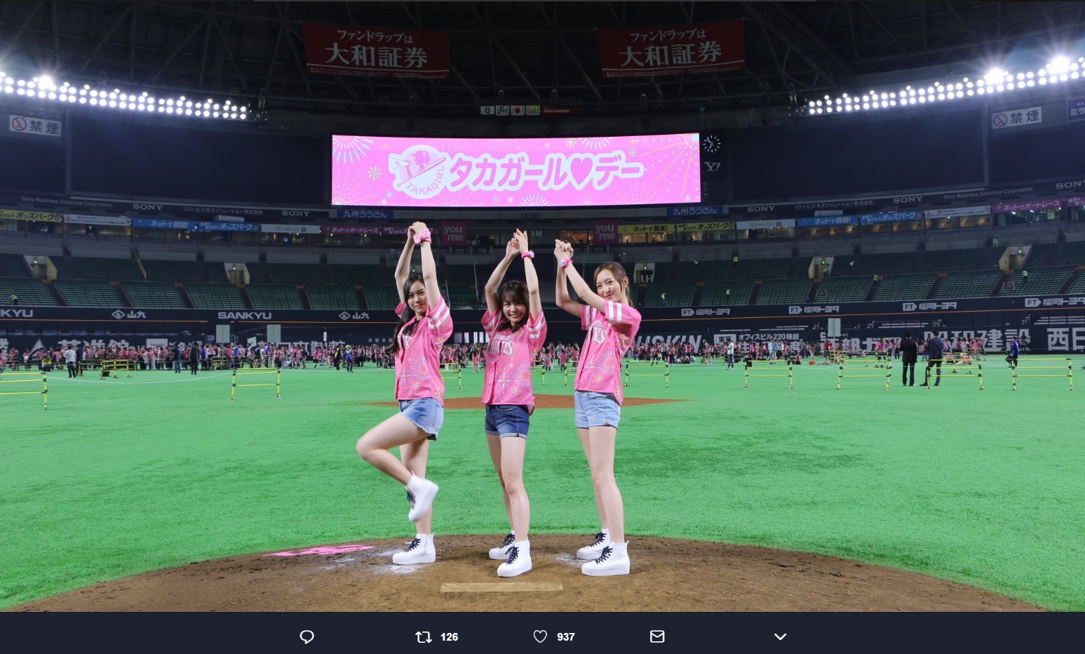 タカガールフェスに参加するHKT48（画像は『福岡ソフトバンクホークス（公式）　2018年5月13日付Twitter「タカガール デー2日目も試合終了後にタカガールフェス開催♪」』のスクリーンショット）