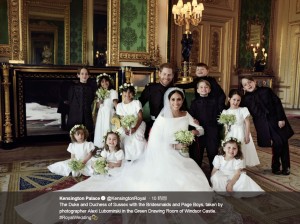 ページボーイ＆ブライズメイドたちと一緒に（画像は『Kensington Palace　2018年5月21日付Twitter「The Duke and Duchess of Sussex with the Bridesmaids and Page Boys, taken by photographer Alexi Lubomirski in the Green Drawing Room of Windsor Castle.」』のスクリーンショット）