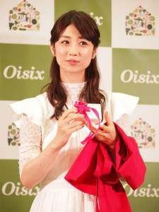 オリジナルエプロンと名刺を贈呈された小倉優子