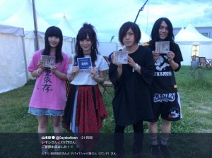 山本彩とヤバイTシャツ屋さん（画像は『山本彩　2018年5月20日付Twitter「レキシさんとヤバTさん ご挨拶出来ました!!」』のスクリーンショット）