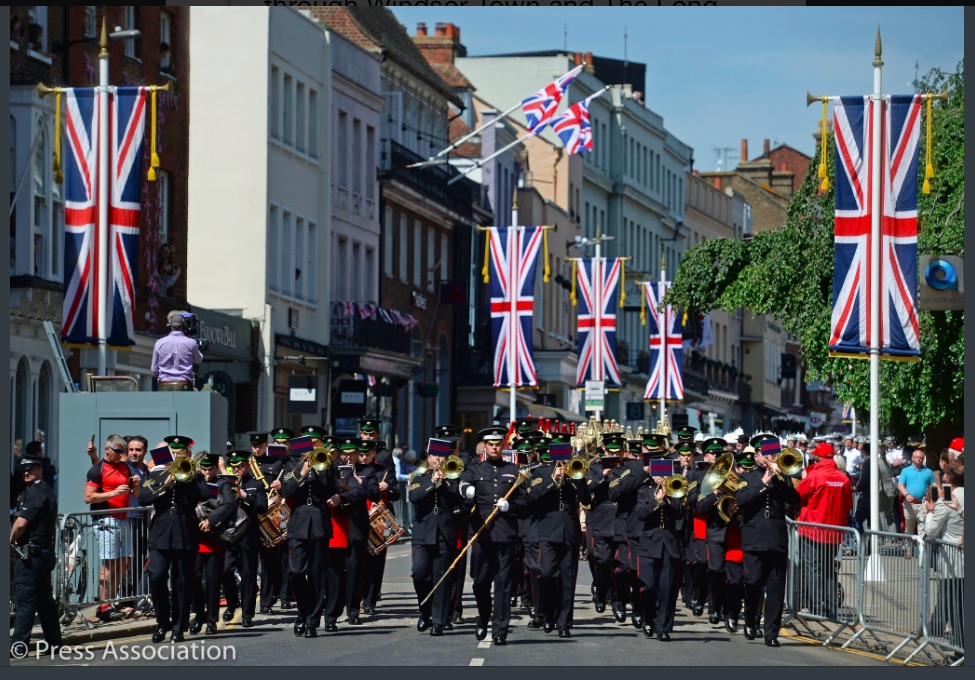 ロイヤルウェディングのリハーサル風景（画像は『Kensington Palace　2018年5月17日付Twitter「Rehearsing for the ＃RoyalWedding: Members of the Armed Forces were among those taking part in a dress rehearsal of the carriage procession through Windsor Town and The Long Walk today.」』のスクリーンショット）