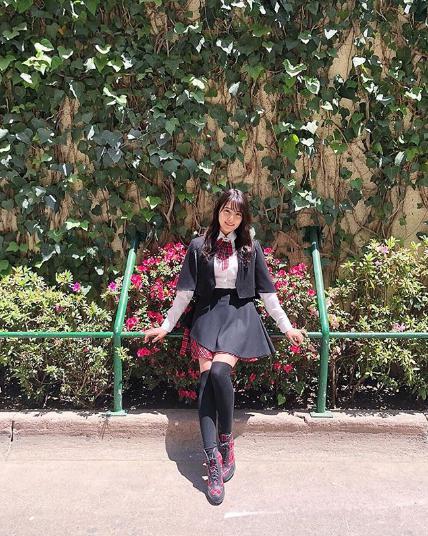 入山杏奈『L.I.K.E』の制服姿（画像は『入山杏奈　2018年4月21日付Instagram「Use uniforme Like por primera vez!」』のスクリーンショット）