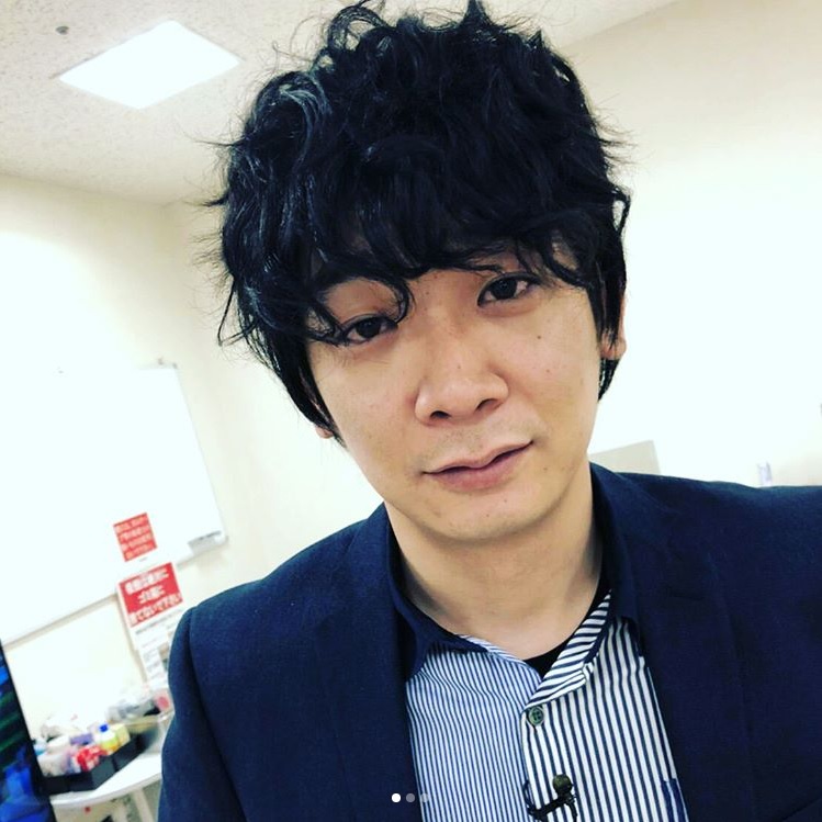 “綾野剛”に扮した鰻和弘（画像は『銀シャリ橋本　2018年5月11日付Instagram「ものまね紅白歌合戦スペシャルに出させていただきました！鰻よ、カッコ良すぎるやろ！」』のスクリーンショット）