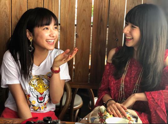 談笑する平祐奈とLINA（画像は『LINA（吉村リナ）　2018年5月5日付Instagram「My new pretty sister」』のスクリーンショット）