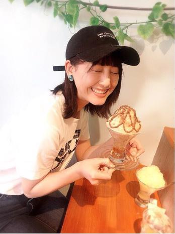 松井玲奈の「かきごおりすと」姿（画像は『松井玲奈　2018年5月12日付Instagram「かき氷2つに喜ぶ26。」』のスクリーンショット）