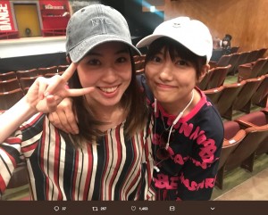 當山みれいと宮澤佐江（画像は『宮澤佐江　2018年5月12日付Twitter「＃舞台HOME 観劇してきました」』のスクリーンショット）