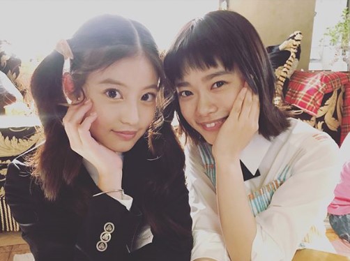 今田美桜と杉咲花（画像は『杉咲花　2018年5月8日付Instagram「愛莉役のみおみこと、今田美桜ちゃんと。」』のスクリーンショット）