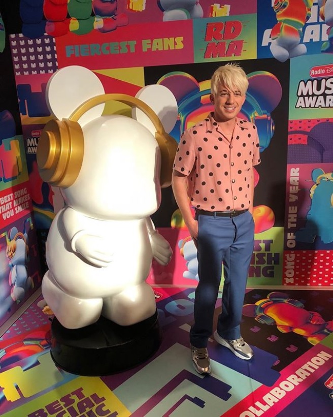 この日のファッションもビミョウ？（画像は『radiodisney　2018年6月22日付Instagram「The ＃RDMA red carpet has officially begun, and ＠charlieputh has arrived!」』のスクリーンショット）