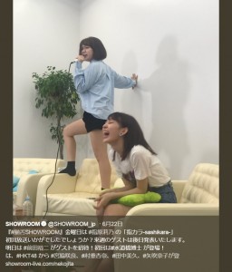 村重杏奈の熱唱に大ウケする宮脇咲良（画像は『SHOWROOM　2018年6月22日付Twitter「『＃猫舌SHOWROOM』金曜日は ＃指原莉乃 の「指カラ-sashikara-」』のスクリーンショット）