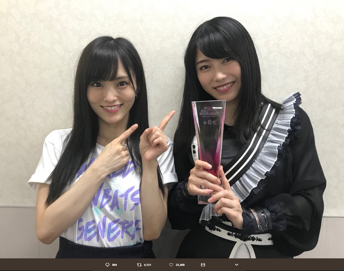 山本彩と横山由依（画像は『横山由依　2018年6月16日付Twitter「自己最高位の6位!!　本当に本当にありがとうございます!!」』のスクリーンショット）