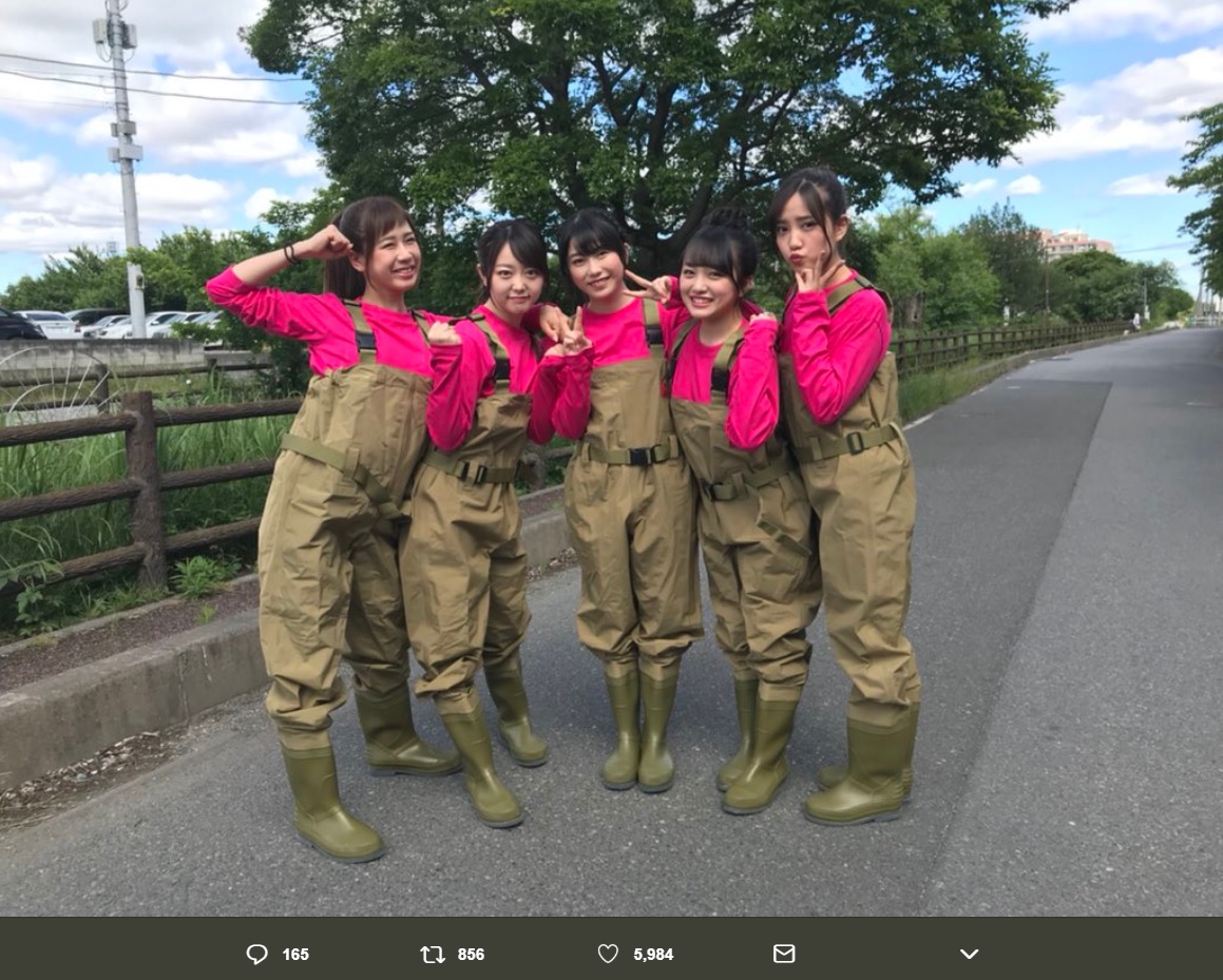 AKB“池の水選抜”の5人（画像は『横山由依　2018年6月24日付Twitter「本日、11:15～フジテレビ ミライモンスター バレエ界のミラモン鈴木千聖ちゃん 19:54～テレビ東京 池の水ぜんぶ抜く大作戦」』のスクリーンショット）