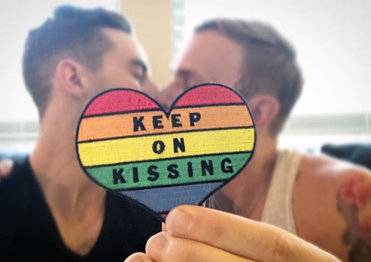 恋人との交際が順調なアダム・リッポン（画像は『Adam Rippon　2018年6月2日付Instagram「Okie dokie then ＃pridemonth」』のスクリーンショット）