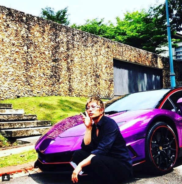 完成した愛車の前でピースサインをするGACKT（画像は『GACKT　2018年6月15日付Instagram「やっと改造に1年かけたアベンタが届いた。」』のスクリーンショット）