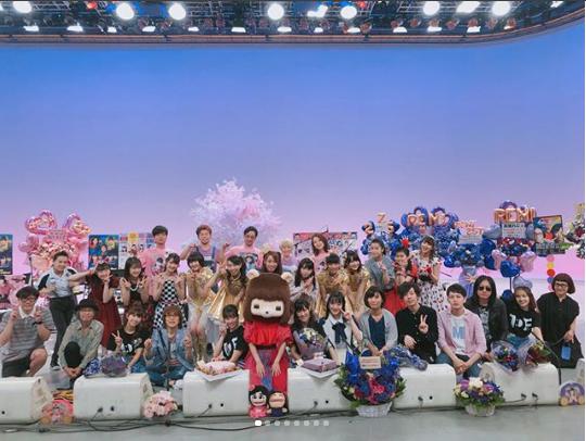 『ももいろフォーク村NEXT　第85夜　彩高ヒットスタジオDELUXE』の集合写真（画像は『大黒柚姫　2018年6月7日付Instagram「今日は＃フォーク村 に出演させていただきました」』のスクリーンショット）