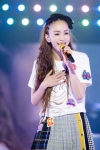 アンコールでは3曲を熱唱した安室奈美恵。ラストは小室哲哉楽曲『How do you feel now?』