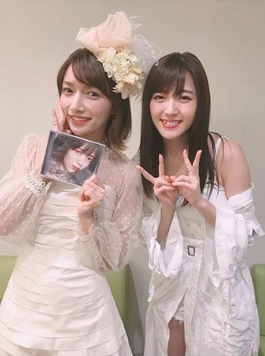 後藤真希と鈴木愛理（画像は『鈴木愛理　2018年6月28日付Instagram「そしてそして 今日はとてもとても贅沢なことに 大先輩の後藤真希さんに曲振りしていただいて、後藤さんの目の前で『DISTANCE』を歌わせていただきました。」』のスクリーンショット）